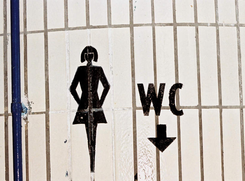 无人,横图,室内,特写,白天,正面,卫生间,洗手间,静物,阴影,光线,英文,标志,瓷砖,文字,影子,字符,字母,墙,标识,墙壁,墙面,英文字母,女性,厕所,彩图,拟人