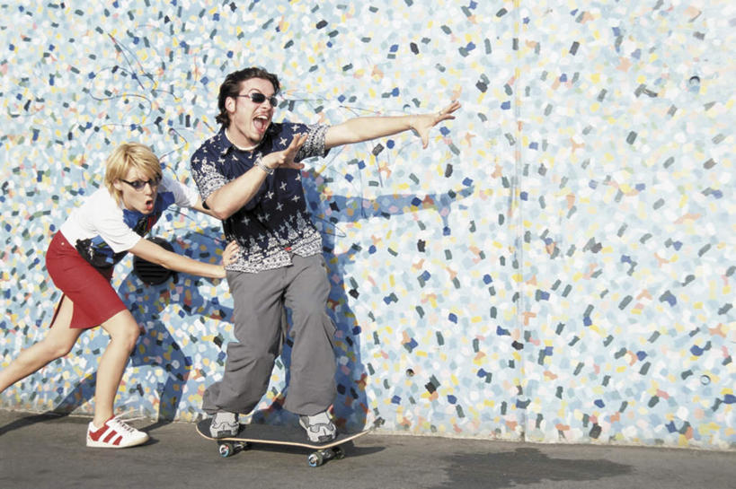 西方人,两个人,站,推,横图,室外,白天,正面,裙子,运动鞋,爱情,锻炼,运动,壁纸,鞋子,欧洲,欧洲人,握,阴影,花纹,服装,装饰,时间,光线,墨镜,时钟,手表,眼镜,影子,墙,浪漫,拿,计时,拿着,注视,休闲装,极限运动,踩,墙壁,墙面,一个,衣服,红色,太阳镜,太阳眼镜,钟表,踩着,观察,看,站着,张嘴,休闲,温暖,温馨,鬼脸,休闲服,表,遮阳镜,恩爱,握着,短裙,恋人,服饰,单个,滑板,观看,半身裙,休闲鞋,华丽,修饰,腕表,点缀,和睦,察看,关注,张大嘴巴,张牙舞爪,衬托,美观,雅致,雅观,体育,男人,男性,年轻男性,年轻女性,女人,女性,白种人,情侣,墙纸,钟,张开嘴,站立,彩图,全身,健身,伴侣,融洽,滑板运动