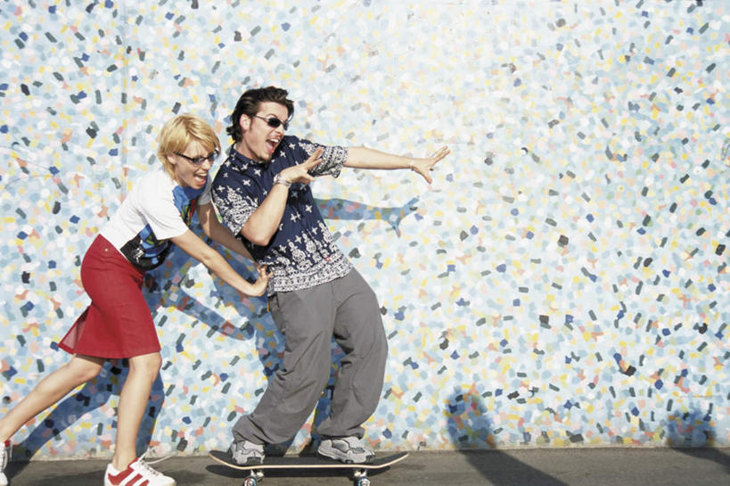 西方人,两个人,站,推,笑,微笑,露齿笑,横图,室外,白天,正面,裙子,运动鞋,爱情,锻炼,运动,壁纸,鞋子,欧洲,欧洲人,握,阴影,花纹,服装,装饰,时间,光线,墨镜,时钟,手表,眼镜,影子,墙,浪漫,拿,计时,拿着,注视,休闲装,极限运动,踩,墙壁,墙面,一个,衣服,红色,太阳镜,太阳眼镜,钟表,踩着,观察,看,站着,张嘴,休闲,温暖,温馨,鬼脸,休闲服,表,遮阳镜,恩爱,握着,短裙,恋人,服饰,单个,滑板,观看,半身裙,休闲鞋,华丽,修饰,腕表,点缀,和睦,察看,关注,张大嘴巴,张牙舞爪,衬托,美观,雅致,雅观,体育,男人,男性,年轻男性,年轻女性,女人,女性,白种人,情侣,墙纸,钟,张开嘴,站立,彩图,全身,健身,伴侣,融洽,滑板运动