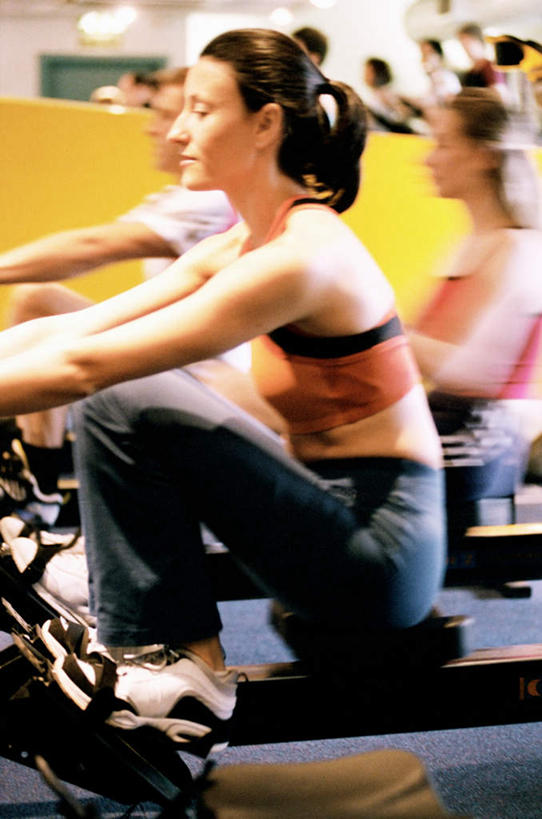 西方人,三个人,伙伴,朋友,健身房,竖图,室内,白天,侧面,运动服,锻炼,友谊,运动,欧洲,欧洲人,握,阴影,黄色背景,服装,朦胧,模糊,光线,影子,墙,注视,娱乐,运动器械,墙壁,墙面,衣服,黄色,观察,看,享受,休闲,健身器械,放松,握着,服饰,观看,察看,衣着,穿着,关注,健身器材,室内运动,衣饰,划船器,友情,男人,男性,年轻男性,年轻女性,女人,女性,白种人,半身,彩图,健身,健身馆,运动器材,运动装