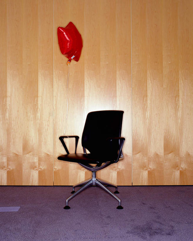 无人,竖图,室内,白天,正面,游戏,玩具,椅子,一把,阴影,光线,影子,塑料,玩,娱乐,一个,红色,黑色,会议椅,气球,塑料制品,休闲,充气玩具,橡胶,益智,单个,活动,办公椅,发泄,消遣,智力,橡胶制品,宣泄,商务椅,培训椅,玩耍,嬉戏,彩图