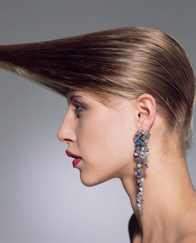 西方人,脸,头,脸颊,头发,一个人,站,竖图,室内,特写,白天,白色背景,侧面,欧洲,欧洲人,仅一个年轻女性,仅一个女性,仅一个人,吊挂,悬挂,阴影,光线,影子,挂,注视,裸露,耳环,观察,看,站着,夸张,摄影,影棚,观看,察看,关注,裸,夸大,尤物,年轻女性,女人,女性,白种人,头部,脸部,脸蛋,面部,站立,半身,彩图,影棚拍摄,拍摄,佳丽,丽人,美人