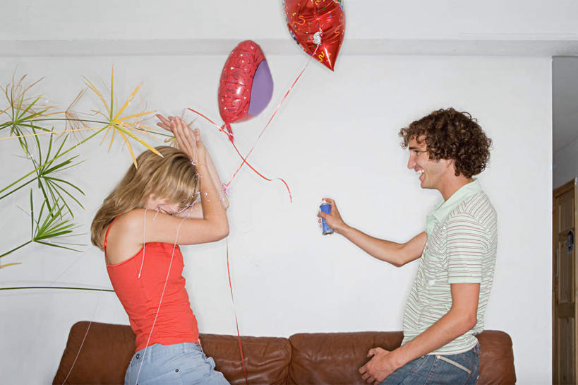 西方人,两个人,客厅,站,笑,微笑,露齿笑,横图,室内,白天,侧面,爱情,游戏,沙发,玩具,叶子,欧洲,欧洲人,握,服装,装饰,塑料,墙,绿叶,浪漫,拿,玩,拿着,注视,休闲装,娱乐,相视,墙壁,墙面,衣服,气球,塑料制品,观察,看,站着,休闲,温暖,温馨,面对面,休闲服,充气玩具,嫩叶,橡胶,恩爱,益智,握着,遮,遮掩,恋人,服饰,观看,活动,对视,华丽,修饰,点缀,和睦,察看,起居室,掩盖,遮挡,发泄,关注,消遣,智力,相对,橡胶制品,遮盖,相看,宣泄,衬托,美观,雅致,雅观,掩饰,客堂,喷雾罐,男人,男性,年轻男性,年轻女性,女人,女性,白种人,情侣,叶,叶片,玩耍,嬉戏,站立,半身,彩图,伴侣,融洽,皮沙发