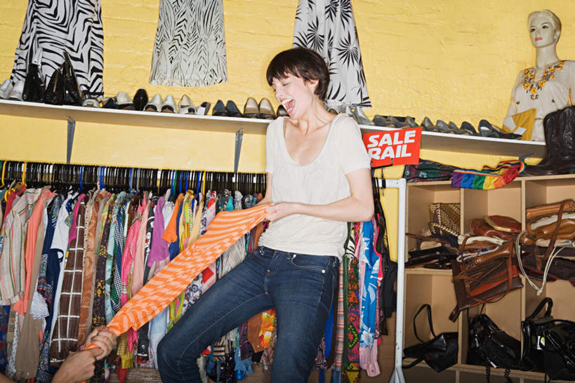 西方人,两个人,伙伴,朋友,商店,站,笑,微笑,露齿笑,横图,室内,白天,正面,购物,友谊,消费,超市,衣架,欧洲,欧洲人,一排,握,服装,整齐,英文,标志,人造模特,文字,字符,字母,拿,拿着,注视,标识,排列,衣服,观察,看,站着,张嘴,抢夺,握着,金融,百货,服饰,道具,观看,英文字母,察看,衣着,服装店,穿着,队列,关注,促销,选购,张大嘴巴,贸易,百货公司,服装模特,服饰店,模特道具,时装道具,展示道具,服装模特道具,陈列道具,血拼,衣饰,劫掠,掠取,友情,年轻女性,女人,女性,白种人,挂衣架,晾衣架,张开嘴,站立,半身,彩图,购物商场,购物中心,商业中心