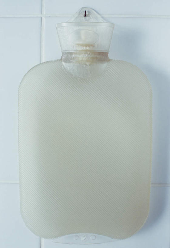 无人,竖图,室内,特写,白天,白色背景,正面,静物,吊挂,悬挂,阴影,朦胧,模糊,光线,钉子,影子,塑料,挂,一个,白色,塑料制品,摄影,影棚,单个,五金,紧固,热水袋,牢固,彩图,影棚拍摄,拍摄,稳固