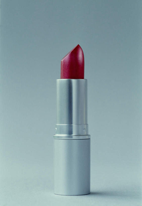 无人,竖图,室内,特写,白天,正面,化妆,美容,静物,护肤,阴影,灰色背景,光线,影子,红色,唇彩,唇膏,口红,保养,享受,休闲,放松,保健,摄影,影棚,一支,养颜,彩图,影棚拍摄,拍摄