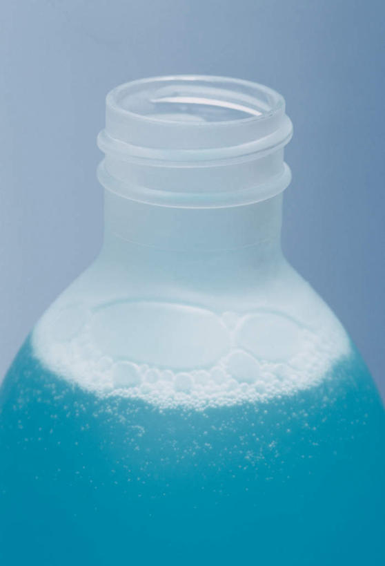 无人,竖图,室内,特写,白天,正面,护肤,阴影,灰色背景,朦胧,模糊,光线,影子,玻璃制品,一个,蓝色,玻璃瓶,瓶子,日用品,洗浴用品,清洁,保养,享受,休闲,沐浴乳,放松,保健,摄影,影棚,单个,沐浴露,护肤品,舒缓,养颜,去污,紧肤,嫩肤,洗涤,彩图,影棚拍摄,拍摄