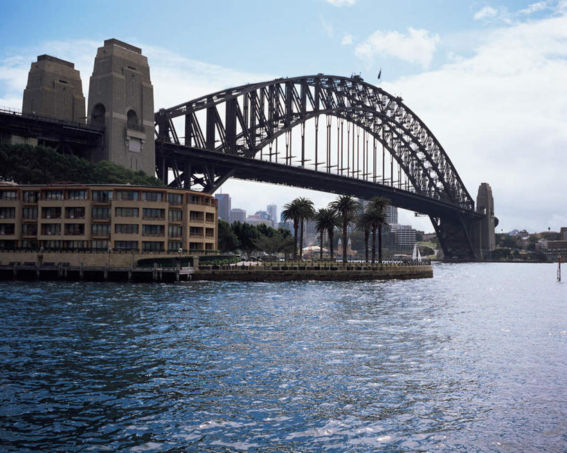 无人,高楼大厦,横图,室外,白天,正面,度假,海浪,海洋,美景,城市风光,城市,大桥,大厦,建筑,立交桥,摩天大楼,桥梁,澳大利亚,阴影,光线,影子,景观,浪花,云,云朵,高架,斜拉桥,桥,云彩,娱乐,蓝色,白云,蓝天,天空,阳光,海水,天,享受,休闲,景色,放松,晴朗,大洋洲,悉尼,澳洲,海景,悉尼大桥,海港大桥,悉尼海港大桥,南方大陆,澳大利亚联邦,大海,风浪,海,海水的波动,近岸浪,涌浪,晴空,彩图,大楼,高层建筑,高楼,摩天楼