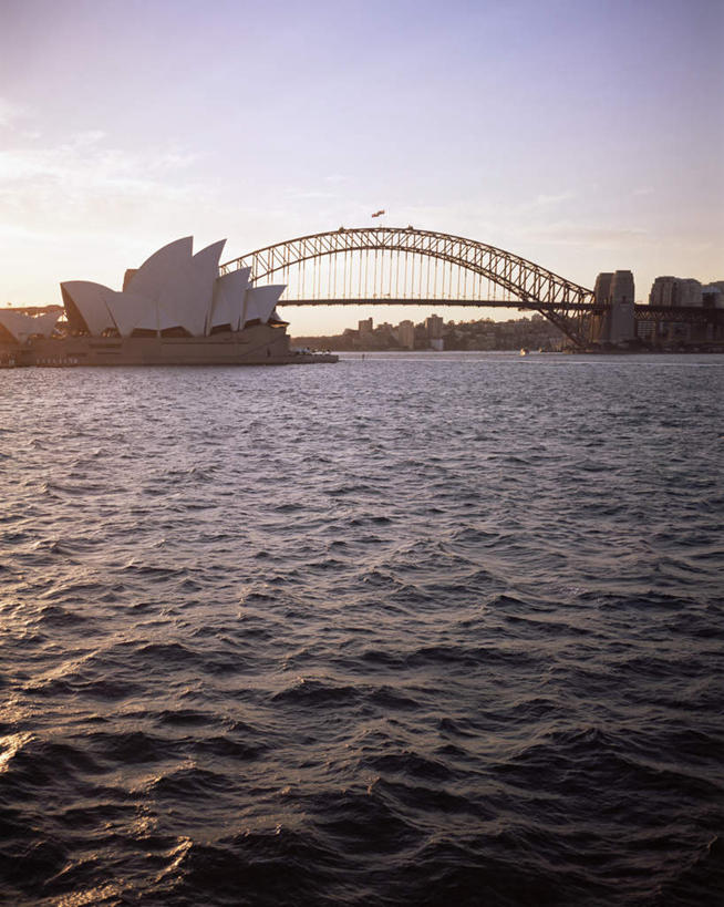 无人,高楼大厦,竖图,室外,白天,正面,度假,海浪,海洋,美景,日落,城市风光,城市,大桥,大厦,建筑,立交桥,摩天大楼,桥梁,澳大利亚,阴影,光线,影子,景观,浪花,晚霞,霞光,落日,高架,斜拉桥,桥,娱乐,阳光,海水,黄昏,享受,休闲,景色,彩霞,放松,大洋洲,悉尼,澳洲,海景,悉尼大桥,海港大桥,悉尼海港大桥,南方大陆,澳大利亚联邦,夕照,大海,风浪,海,海水的波动,近岸浪,涌浪,夕阳,彩图,大楼,高层建筑,高楼,摩天楼,斜阳