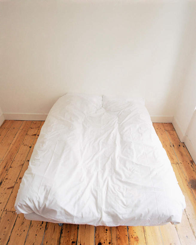 无人,竖图,俯视,室内,白天,床,地板,卧室,墙,床单,地面,被子,木地板,墙壁,墙面,白色,单人床,被单,彩图,高角度拍摄,睡房,卧房