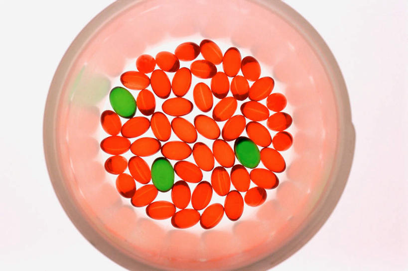 无人,横图,俯视,室内,特写,白天,白色背景,安全,静物,许多,罐子,药剂,药丸,防护,很多,药片,玻璃制品,一个,红色,绿色,玻璃瓶,瓶子,药品,治疗,摄影,影棚,单个,保护,药物,医疗,维生素,保险,预防,平安,彩图,高角度拍摄,影棚拍摄,拍摄