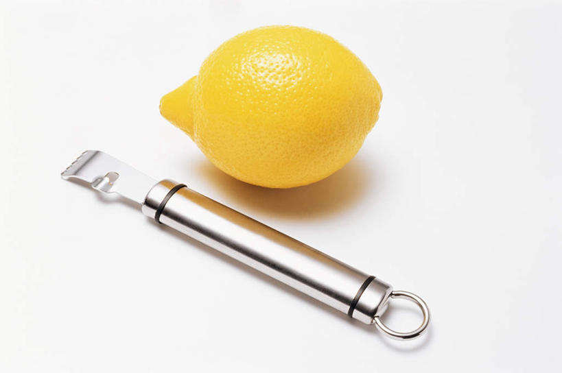 无人,横图,俯视,室内,特写,白天,白色背景,柠檬,餐具,厨具,水果,金属制品,新鲜,金属,生食,食品,果实,食物,一个,摄影,有机食品,绿色食品,影棚,单个,削皮刀,进餐用具,益母果,柠果,彩图,高角度拍摄,影棚拍摄,拍摄