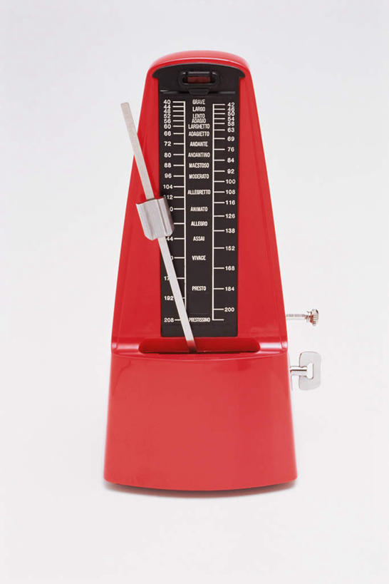 无人,竖图,俯视,室内,特写,白天,白色背景,静物,标志,数字,文字,字符,节拍器,标识,一个,红色,摄影,阿拉伯数字,影棚,单个,迅速,节奏,节拍,敏捷,稳定,疾速,彩图,高角度拍摄,影棚拍摄,拍摄