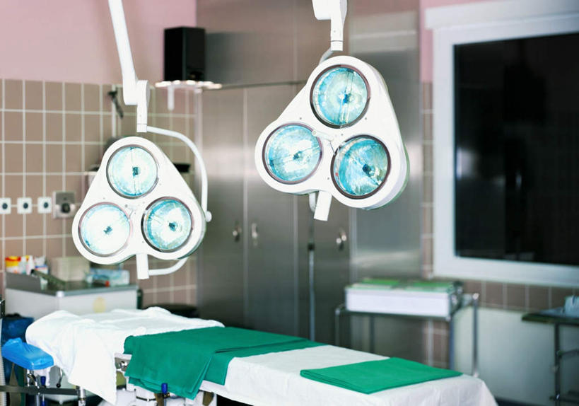 无人,医院,横图,室内,白天,正面,窗户,床,静物,照明,墙,灯光,床单,玻璃窗,墙壁,墙面,灯,灯具,照亮,手术,照明设备,无影灯,医疗机构,彩图,病院,诊所