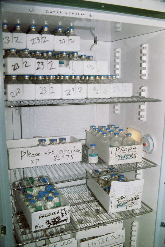 无人,竖图,室内,白天,正面,一排,许多,整齐,电器,罐子,液体,冰箱,墙,置物架,冷冻,冷柜,架子,墙壁,墙面,玻璃制品,排列,白色,玻璃瓶,瓶子,冷藏柜,冷藏,储藏,家电,家用电器,队列,陈列架,保鲜,搁架,彩图