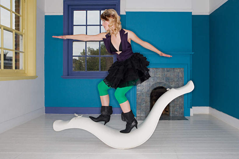 西方人,一个人,客厅,站,蹲,伸展双臂,笑,微笑,横图,室内,白天,侧面,游戏,壁炉,窗户,玩具,鞋子,欧洲,欧洲人,仅一个年轻女性,仅一个女性,仅一个人,服装,墙,玩,注视,休闲装,娱乐,靴子,玻璃窗,墙壁,墙面,衣服,蓝色,白色,观察,看,站着,休闲,休闲服,翘翘板,益智,服饰,观看,活动,察看,起居室,发泄,关注,消遣,智力,牛仔靴,宣泄,客堂,年轻女性,女人,女性,白种人,敞开双臂,蹲着,伸开双臂,玩耍,嬉戏,展开双肩,站立,张开手臂,张开双臂,彩图,全身