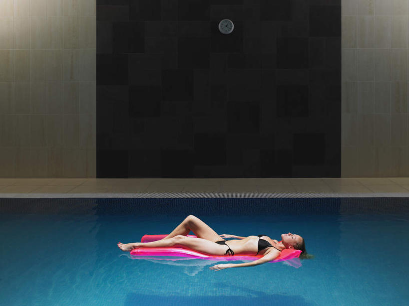 西方人,腿部,脚,脚趾,脚趾甲,腿,一个人,体育馆,游泳池,躺,闭眼,横图,室内,白天,侧面,泳装,比基尼,水,欧洲,欧洲人,仅一个年轻女性,仅一个女性,仅一个人,朦胧,模糊,时间,时钟,塑料,墙,水池,水面,计时,光脚,泳池,墙壁,墙面,一个,白色,黑色,塑料制品,挂钟,钟表,赤脚,表,气垫,单个,游泳馆,尤物,卧着,年轻女性,女人,女性,白种人,脚指甲,钟,闭眼睛,闭着眼,闭着眼睛,躺着,卧,彩图,全身,三点式,泳衣,佳丽,丽人,美人