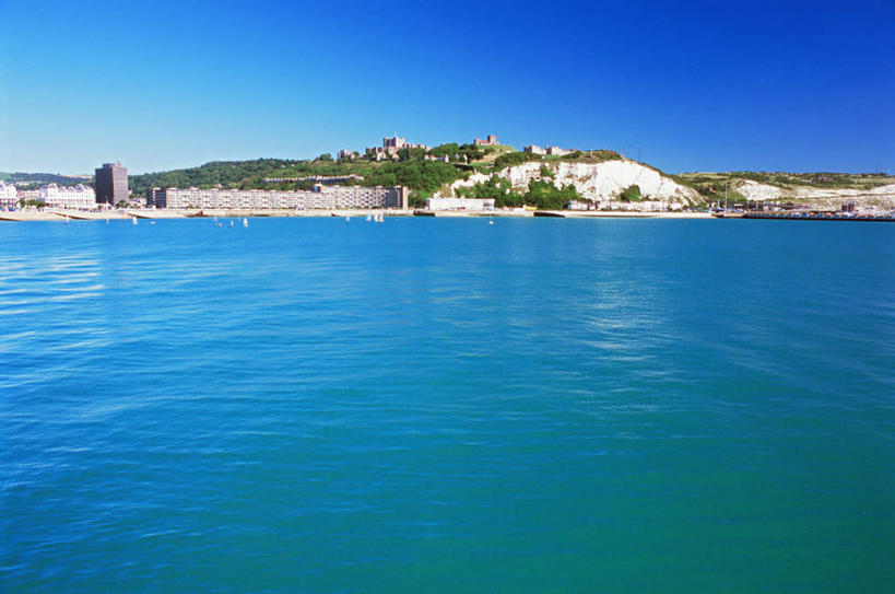 无人,横图,室外,白天,正面,旅游,度假,草地,草坪,海浪,海洋,美景,沙滩,山,山脉,植物,英国,欧洲,阴影,光线,沙子,影子,海岸,景观,浪花,山峰,悬崖,云,云朵,沙地,山峦,云彩,娱乐,草,蓝色,绿色,白云,蓝天,天空,阳光,自然,海水,群山,天,享受,休闲,景色,放松,晴朗,西欧,自然风光,大不列颠,海景,大不列颠及北爱尔兰联合王国,肯特郡,绝壁,大不列颠联合王国,日不落英帝国,大海,风浪,海,海水的波动,海滩,近岸浪,涌浪,晴空,彩图