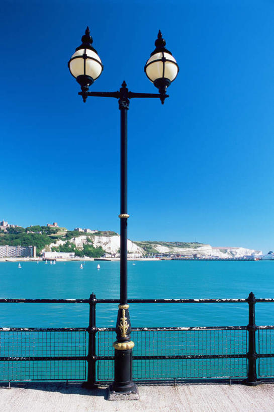 无人,栏杆,竖图,室外,白天,正面,度假,海浪,海洋,美景,山,山脉,城市风光,城市,路灯,照明,英国,欧洲,阴影,光线,影子,景观,浪花,山峰,围栏,灯光,山峦,娱乐,护栏,灯,蓝色,蓝天,天空,阳光,海水,群山,天,享受,休闲,景色,放松,晴朗,照亮,照明设备,西欧,大不列颠,海景,大不列颠及北爱尔兰联合王国,万里无云,肯特郡,大不列颠联合王国,日不落英帝国,大海,风浪,海,海水的波动,近岸浪,涌浪,晴空,晴空万里,彩图