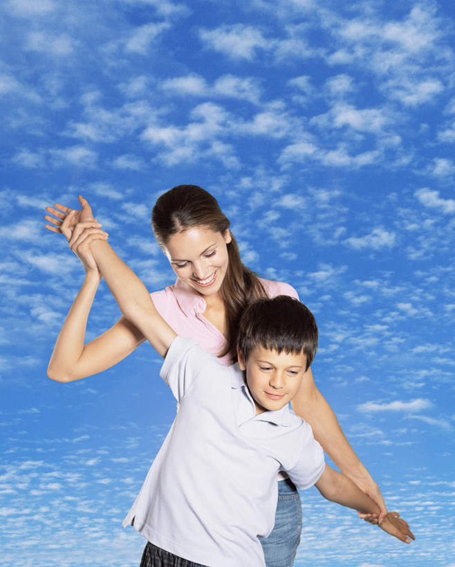 西方人,两个人,站,伸展双臂,竖图,室外,白天,仰视,欧洲,欧洲人,握,服装,云,云朵,云彩,注视,休闲装,衣服,蓝色,白云,蓝天,天空,天,观察,看,站着,休闲,休闲服,平衡,握着,服饰,晴朗,观看,察看,关注,均衡,男人,男性,年轻男性,白种人,晴空,敞开双臂,伸开双臂,展开双肩,站立,张开手臂,张开双臂,半身,彩图,低角度拍摄