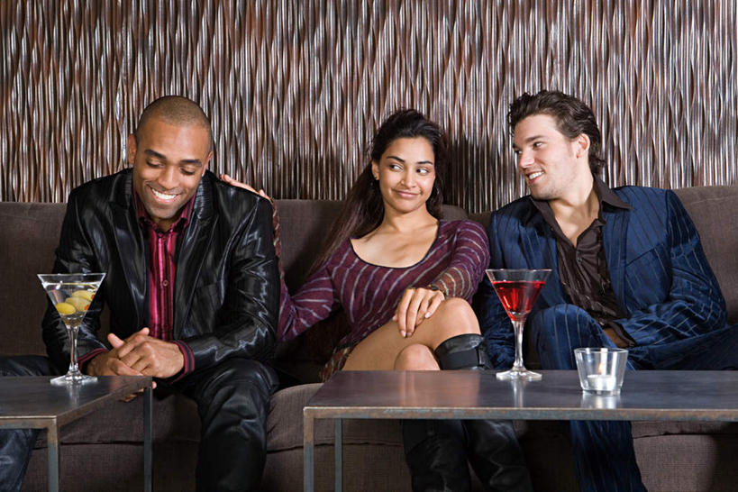 西方人,胡须,三个人,伙伴,朋友,酒吧,坐,横图,室内,白天,正面,友谊,沙发,杯子,欧洲,欧洲人,握,服装,高脚杯,墙,酒类,三杯,注视,休闲装,文化,墙壁,墙面,玻璃制品,酒,饮料,衣服,酒杯,鸡尾酒,观察,看,休闲,休闲服,调酒,握着,服饰,观看,安慰,察看,创造,抚慰,慰藉,关注,想象,布艺沙发,马提尼,马提尼酒,鸡尾酒杯,劝慰,友情,男人,男性,年轻男性,年轻女性,女人,女性,白种人,胡子,络腮胡,玻璃杯,坐着,半身,彩图,酒吧间,酒馆