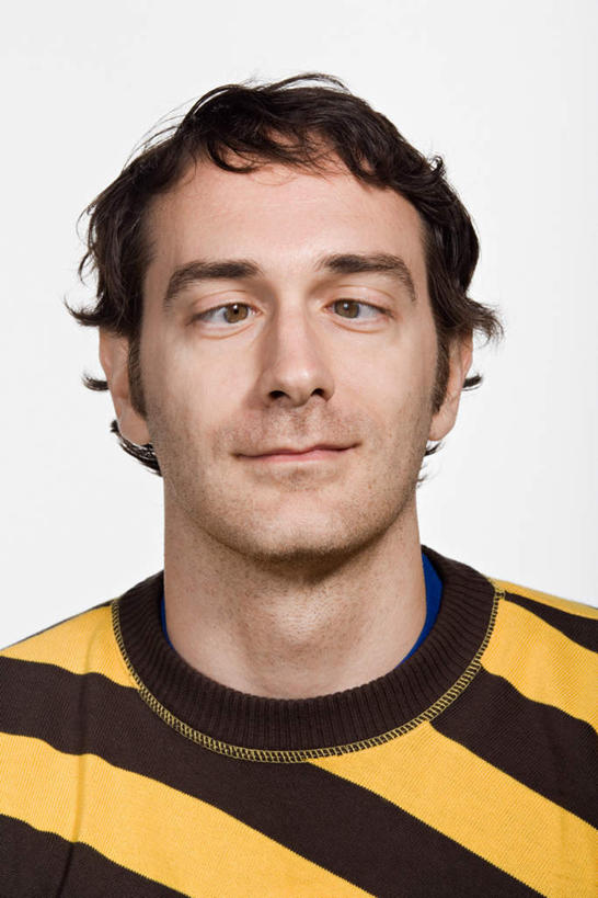 西方人,脸,头,眼睛,脸颊,脖子,一个人,站,竖图,室内,特写,白天,白色背景,正面,欧洲,欧洲人,瞳孔,仅一个男性,仅一个人,仅一个中年男性,服装,注视,休闲装,肩膀,衣服,观察,看,站着,休闲,休闲服,眼部,摄影,服饰,影棚,观看,斗鸡眼,察看,关注,对眼,内斜,男人,男性,中年男性,白种人,头部,脖,颈,颈部,脸部,脸蛋,面部,眼,站立,半身,彩图,影棚拍摄,拍摄