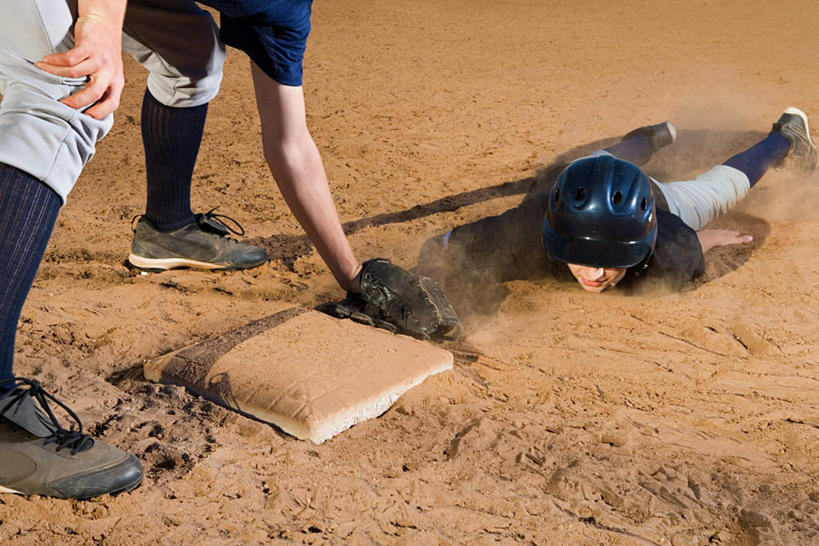 西方人,两个人,伙伴,朋友,运动员,棒球运动员,体育馆,运动场,站,横图,俯视,室外,白天,锻炼,友谊,运动,棒球,垒球,草地,草坪,植物,帽子,欧洲,欧洲人,弯腰,握,阴影,服装,光线,棒球手套,影子,拿,拿着,注视,休闲装,体育场,运动帽,球,草,树,树木,衣服,绿色,阳光,自然,手套,扶,观察,看,趴着,站着,休闲,休闲服,鸭舌帽,握着,服饰,生长,成长,观看,察看,扶着,关注,垒包,棒球球员,弯身,运动馆,体育,友情,男人,男性,年轻男性,白种人,体育运动员,运动选手,趴,站立,半身,彩图,高角度拍摄,健身