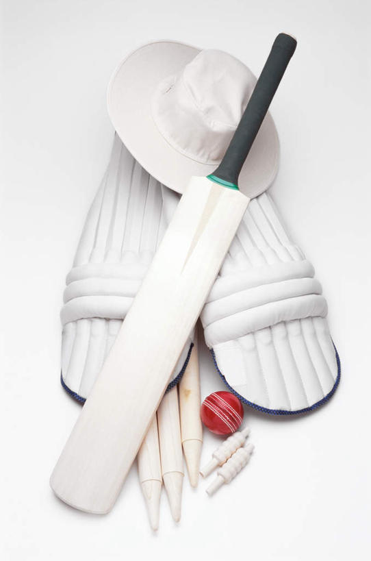 无人,竖图,俯视,室内,特写,白天,白色背景,锻炼,运动,静物,帽子,阴影,反射,影子,塑料,球棒,运动器械,球,一个,红色,白色,塑料制品,遮阳帽,护膝,健身器械,摄影,影棚,单个,健身器材,球板,板球,体育,彩图,高角度拍摄,影棚拍摄,健身,拍摄,运动器材