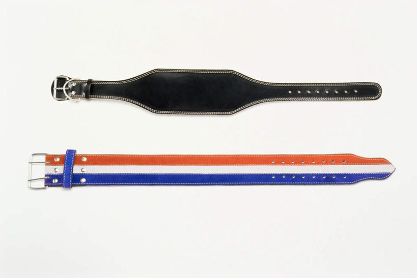 无人,横图,俯视,室内,特写,白天,白色背景,锻炼,运动,静物,三根,一排,阴影,整齐,反射,影子,运动器械,腰带,排列,红色,蓝色,黑色,健身器械,摄影,影棚,皮带,队列,健身器材,配饰,裤带,体育,彩图,高角度拍摄,影棚拍摄,健身,拍摄,运动器材