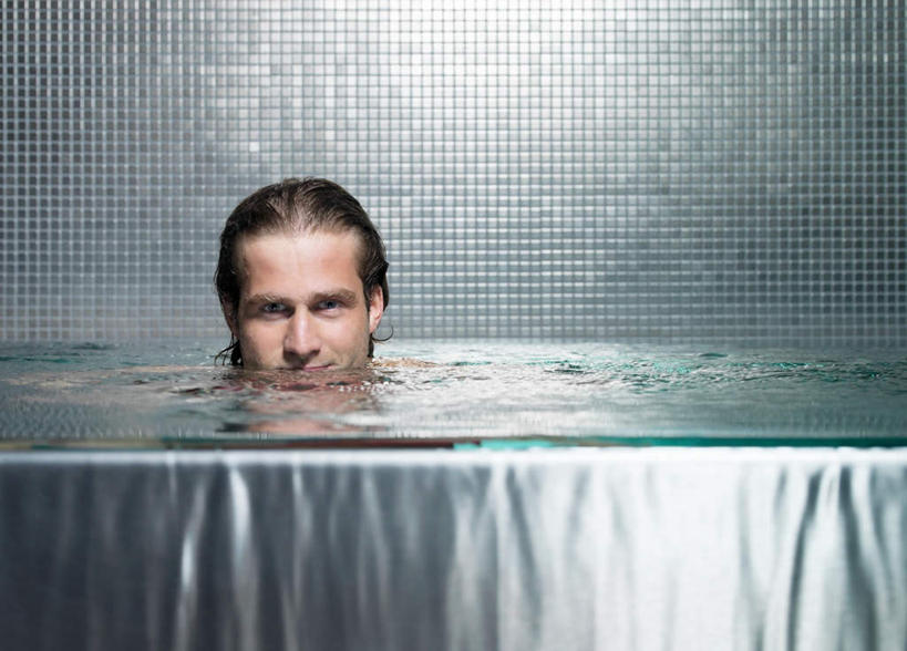 西方人,一个人,游泳池,笑,微笑,横图,室内,白天,正面,水,欧洲,欧洲人,仅一个男性,仅一个人,阴影,朦胧,模糊,反射,影子,墙,水池,水面,注视,泳池,裸露,墙壁,墙面,仅一个年轻男性,观察,看,观看,察看,关注,浴池,裸,男人,男性,年轻男性,白种人,半身,彩图