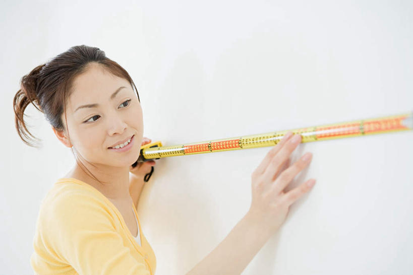 东方人,一个人,站,笑,微笑,露齿笑,横图,室内,白天,白色背景,侧面,亚洲,仅一个年轻女性,仅一个女性,仅一个人,握,服装,测量,刻度,墙,注视,休闲装,黄种人,墙壁,墙面,一个,衣服,白色,尺,观察,看,站着,休闲,休闲服,握着,服饰,单个,观看,测量工具,尺子,察看,衡量,绘图,比例尺,关注,比例,测绘,量具,量仪,标度,扩大,缩小,缩尺,年轻女性,女人,女性,亚洲人,站立,半身,彩图