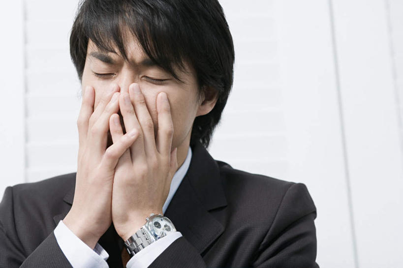 东方人,脸,头,脸颊,手,一个人,商务人士,商务男性,站,闭眼,横图,室内,特写,白天,正面,衬衫,亚洲,仅一个男性,仅一个人,套装,朦胧,模糊,时间,时钟,手表,墙,计时,黄种人,墙壁,墙面,仅一个年轻男性,白色,钟表,站着,手部,表,单手,腕表,商务装,工薪阶层,男人,男性,年轻男性,亚洲人,头部,脸部,脸蛋,面部,白领,上班族,钟,闭眼睛,闭着眼,闭着眼睛,站立,半身,彩图,衬衣,打喷嚏,捂着