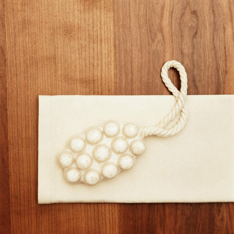 无人,方图,俯视,室内,特写,白天,化妆,美容,桌面,桌子,一根,一块,护肤,木制,草绳,化妆品,木制品,绳子,肥皂,香皂,日用品,洗浴用品,清洁,保养,享受,休闲,放松,保健,绳索,护肤品,舒缓,养颜,去污,紧肤,嫩肤,稻草绳,洗涤,彩图,高角度拍摄