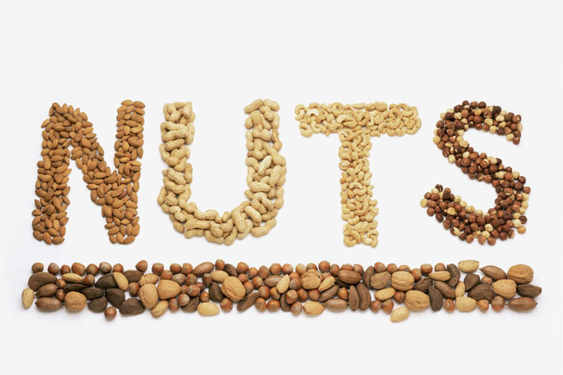 无人,横图,俯视,室内,特写,白天,白色背景,植物,桌面,桌子,杏仁,豆,花生,一排,整齐,并列,并排,木制,标志,文字,字符,字母,核桃,豆类,豆子,坚果,果实,标识,排列,木制品,干果,摄影,长生果,影棚,腰果,队列,花生仁,平行,小核桃,豆科,山核桃,胡桃,巴西栗,巴西坚果,巴西果,落花生,落生,鸡腰果,介寿果,羌桃,鲍鱼果,杏子,杏梅仁,杏核仁,木落子,苦杏仁,花生米,花生豆,彩图,高角度拍摄,影棚拍摄,拍摄