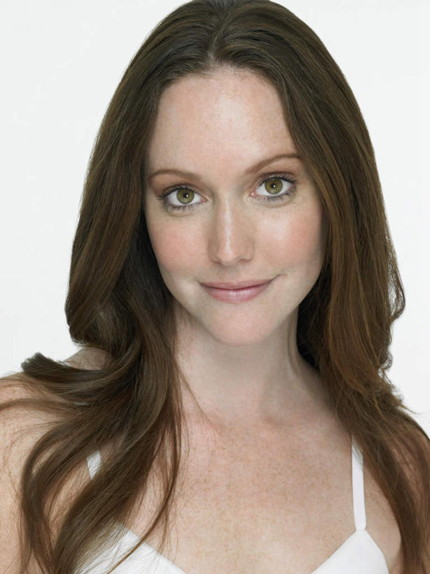 西方人,脸,头,脸颊,头发,一个人,站,笑,微笑,竖图,室内,特写,白天,白色背景,正面,欧洲,欧洲人,仅一个年轻女性,仅一个女性,仅一个人,背心,斑点,棕色,注视,肩膀,观察,看,站着,摄影,影棚,观看,察看,雀斑,关注,雀瘢,年轻女性,女人,女性,白种人,头部,长发,脸部,脸蛋,面部,站立,半身,彩图,影棚拍摄,拍摄