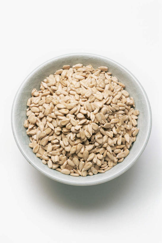 无人,竖图,俯视,室内,特写,白天,白色背景,一堆,许多,阴影,堆叠,堆积,反射,影子,陶瓷,陶瓷制品,一个,容器,碗,摄影,影棚,单个,储藏,堆,瓜子,储存,瓜子仁,葵花籽,彩图,高角度拍摄,影棚拍摄,拍摄,贮存