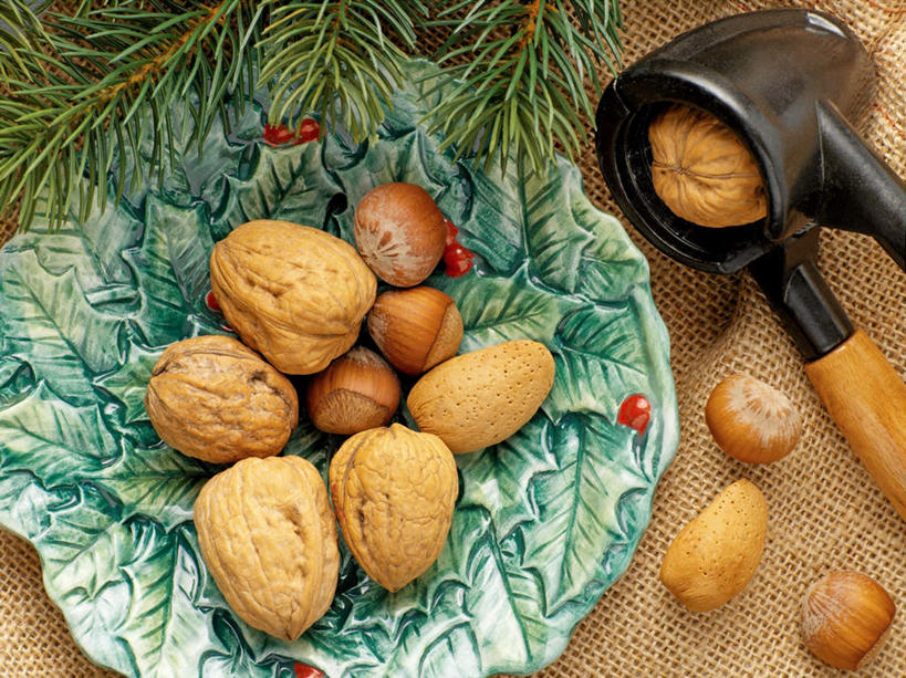 无人,横图,俯视,室内,特写,白天,餐桌,桌子,餐具,叶子,一堆,许多,阴影,堆叠,堆积,反射,碟子,工具,盘,钳子,影子,陶瓷,核桃,坚果,果实,绿叶,陶瓷制品,一个,盘子,碟,干果,嫩叶,单个,餐台,堆,五金,胡桃,核桃钳,胡桃钳,羌桃,胡桃夹,叶,叶片,彩图,高角度拍摄