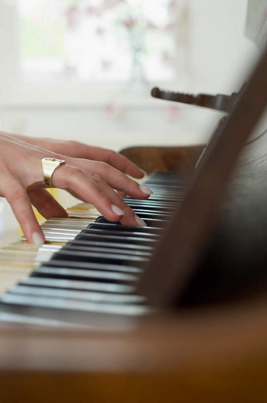西方人,手,一个人,竖图,室内,特写,白天,正面,爱情,键盘,窗户,欧洲,欧洲人,双手,仅一个女性,仅一个人,朦胧,模糊,钢琴,乐器,浪漫,弹奏,玻璃窗,装饰品,戒指,饰品,首饰,仅一个中年女性,手部,恩爱,信物,键盘乐器,权利,手饰,女人,女性,中年女性,白种人,半身,彩图