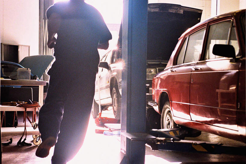 西方人,一个人,跑,横图,室内,白天,工作服,制服,车库,汽车,欧洲,欧洲人,仅一个男性,仅一个人,两辆,阴影,朦胧,模糊,反射,工具,影子,背光,车,仅一个年轻男性,背面,交通工具,轿车,载具,逆光,工作制服,男人,男性,年轻男性,白种人,跑步,半身,彩图,工作套服