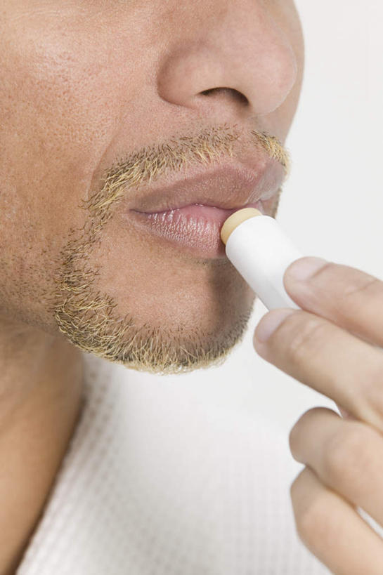 西方人,脸,头,脸颊,手,一个人,竖图,室内,特写,白天,白色背景,正面,化妆,美容,欧洲,欧洲人,仅一个男性,仅一个人,擦,抚摸,护肤,握,服装,拿,拿着,注视,休闲装,仅一个年轻男性,衣服,润唇膏,观察,看,保养,享受,休闲,手部,休闲服,放松,擦拭,握着,保健,摄影,服饰,影棚,观看,察看,关注,养颜,揩擦,拭,男人,男性,年轻男性,白种人,头部,脸部,脸蛋,面部,半身,彩图,影棚拍摄,拍摄,轻抚