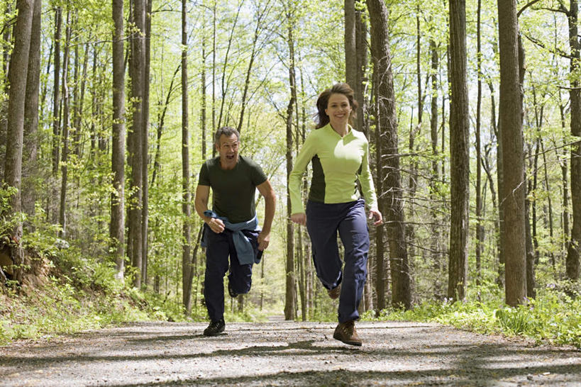 西方人,两个人,夫妻,跑,笑,微笑,露齿笑,横图,室外,白天,正面,运动服,爱情,树林,植物,道路,路,欧洲,欧洲人,追逐,追赶,服装,小路,交通,浪漫,注视,树,树木,衣服,绿色,自然,观察,看,恩爱,恋人,服饰,生长,成长,观看,察看,衣着,穿着,关注,衣饰,男人,男性,女人,女性,中年男性,中年女性,白种人,夫妇,情侣,跑步,彩图,全身,伴侣,运动装