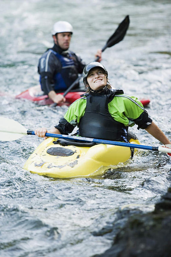 划船,皮划艇,西方人,两个人,伙伴,朋友,站,竖图,室外,白天,正面,运动服,友谊,合作,团队,河流,水,急流,船,帽子,欧洲,欧洲人,两顶,一艘,握,阴影,服装,光线,船桨,头盔,影子,河水,水流,注视,两个,衣服,阳光,安全帽,交通工具,观察,看,站着,激流,战略,握着,服饰,观看,察看,衣着,穿着,关注,载具,联合,合谋,洪流,衣饰,荡舟,配合,协作,男人,男性,年轻男性,白种人,站立,彩图,全身,运动装