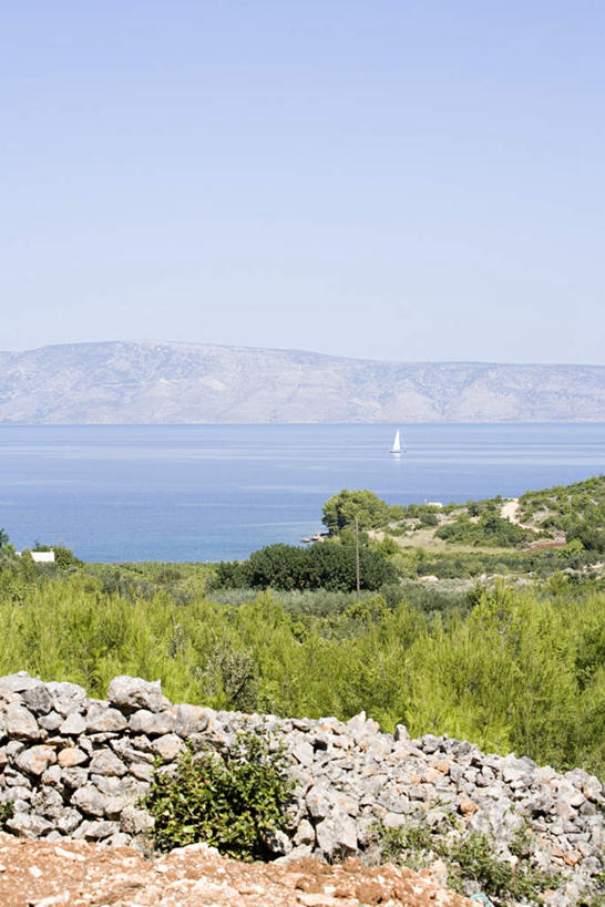 帆船,无人,竖图,室外,白天,正面,旅游,度假,草地,草坪,河流,石头,美景,山,山脉,水,植物,船,欧洲,克罗地亚,阴影,光线,石子,影子,河水,景观,山峰,水流,山峦,娱乐,草,蓝色,绿色,蓝天,天空,阳光,自然,交通工具,群山,天,享受,休闲,景色,放松,晴朗,自然风光,载具,沉积岩,万里无云,克罗地亚共和国,水成岩,石块,岩石,晴空,晴空万里,彩图