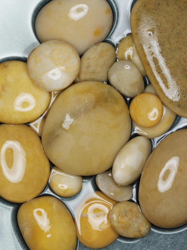 无人,竖图,俯视,室内,特写,白天,石头,许多,阴影,反射,石子,影子,池塘,水池,很多,鹅卵石,摄影,影棚,光滑,按摩石,润滑,滑腻,平滑,石块,彩图,高角度拍摄,影棚拍摄,拍摄