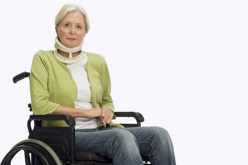 西方人,一个人,病人,坐,横图,室内,白天,白色背景,正面,欧洲,欧洲人,仅一个女性,仅一个人,服装,裤子,工具,注视,牛仔裤,休闲装,衣服,轮椅,扶,复健,观察,看,休闲,康复,休闲服,器械,摄影,服饰,仅一个老年女性,影棚,观看,察看,医疗设备,扶着,关注,医疗器械,残疾,残疾人,医疗工具,伤残,颈托,辅助设备,残障,弱势群体,老年女性,女人,女性,白种人,患者,就医者,坐着,半身,彩图,影棚拍摄,拍摄