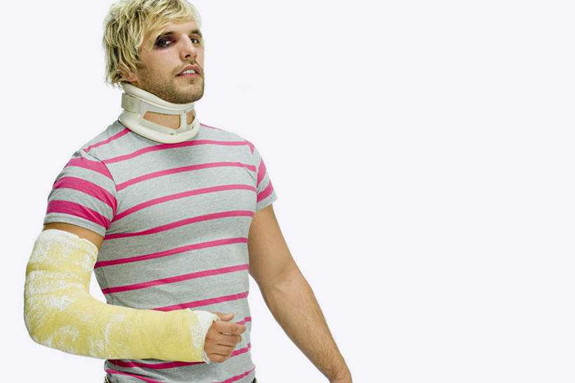 西方人,一个人,站,横图,室内,白天,白色背景,正面,欧洲,欧洲人,仅一个男性,仅一个人,服装,纱布,注视,休闲装,仅一个年轻男性,衣服,观察,看,站着,休闲,休闲服,治疗,摄影,服饰,影棚,观看,固定,察看,医疗,关注,受伤,颈托,止血,男人,男性,年轻男性,白种人,绷带,站立,半身,彩图,影棚拍摄,拍摄