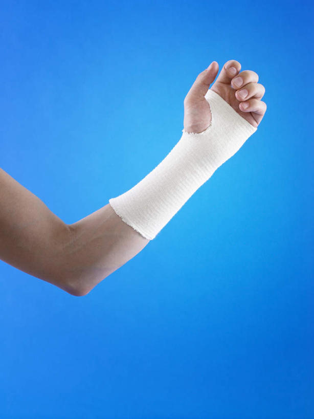 西方人,手,一个人,竖图,室内,特写,白天,正面,欧洲,欧洲人,仅一个男性,仅一个人,蓝色背景,纱布,仅一个年轻男性,手部,治疗,摄影,影棚,单手,固定,医疗,受伤,止血,男人,男性,年轻男性,白种人,绷带,半身,彩图,影棚拍摄,拍摄