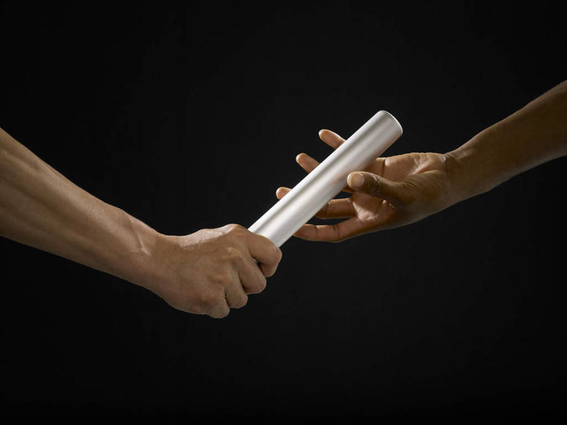 西方人,手,两个人,伙伴,朋友,运动员,横图,室内,特写,白天,正面,锻炼,快乐,友谊,比赛,运动,合作,团队,竞争,欧洲,非洲,黑人,欧洲人,握,黑色背景,接力棒,拿,拿着,娱乐,休闲,手部,战略,握着,摄影,影棚,体育运动,受伤,联合,合谋,配合,体育,协作,男人,男性,年轻男性,白种人,非洲人,体育运动员,运动选手,半身,彩图,影棚拍摄,健身,拍摄