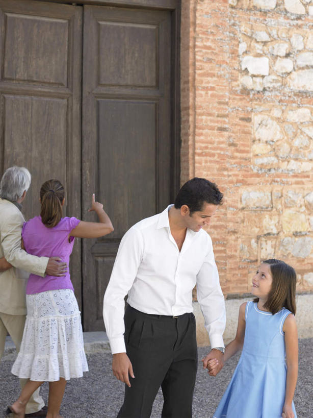 西方人,儿童,老年人,背部,四个人,夫妻,母亲,父亲,女儿,祖母,祖父,三代同堂,走,握手,抱,笑,微笑,露齿笑,竖图,室外,白天,正面,裙子,爱情,纯洁,门,欧洲,欧洲人,连衣裙,服装,朦胧,模糊,墙,浪漫,扭头,注视,休闲装,砖墙,祖孙三代,墙壁,墙面,小孩,衣服,门框,观察,看,转头,休闲,温暖,温馨,父女,母女,休闲服,恩爱,父爱,可爱,母爱,童年,童趣,恋人,服饰,奶奶,爷爷,抱着,观看,祖孙,和睦,察看,搂着,关注,童真,烂漫,无邪,外婆,外孙女,外祖母,外公,外祖父,天真,老年男性,老年女性,男人,男性,年轻男性,女孩,女人,女性,白种人,孩子,年轻人,夫妇,情侣,全家福,孙女,步行,搀手,拉手,搂,搂抱,散步,手拉手,手握手,走路,半身,彩图,伴侣,融洽,女生,敲门,爸爸,多代同堂,妈妈