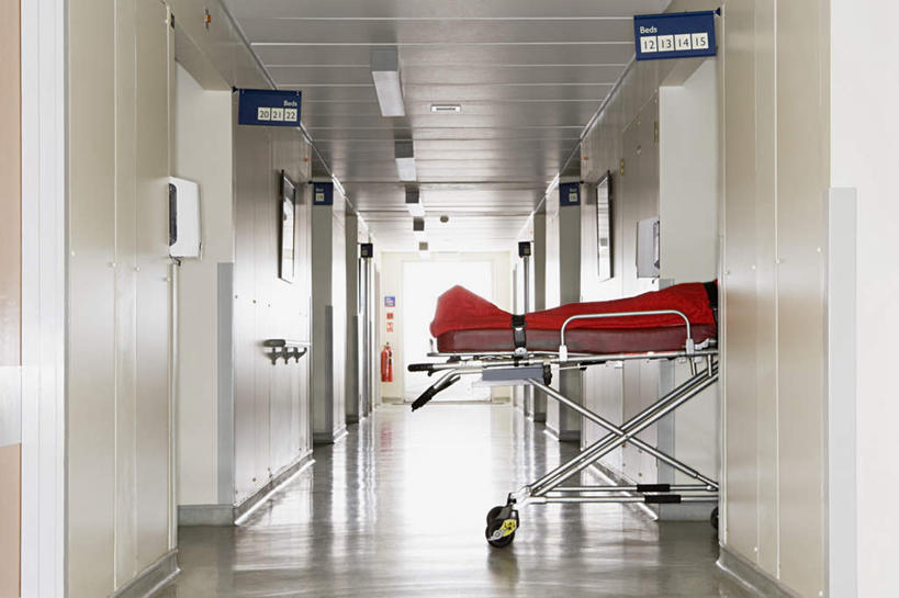 无人,医院,横图,室内,白天,正面,床,纺织品,阴影,装饰,光线,毛毯,毯子,影子,墙,走道,走廊,过道,灯光,墙壁,墙面,纺织,白色,病床,垫子,温暖,单人床,华丽,修饰,点缀,医疗机构,衬托,美观,雅致,雅观,彩图,病院,诊所